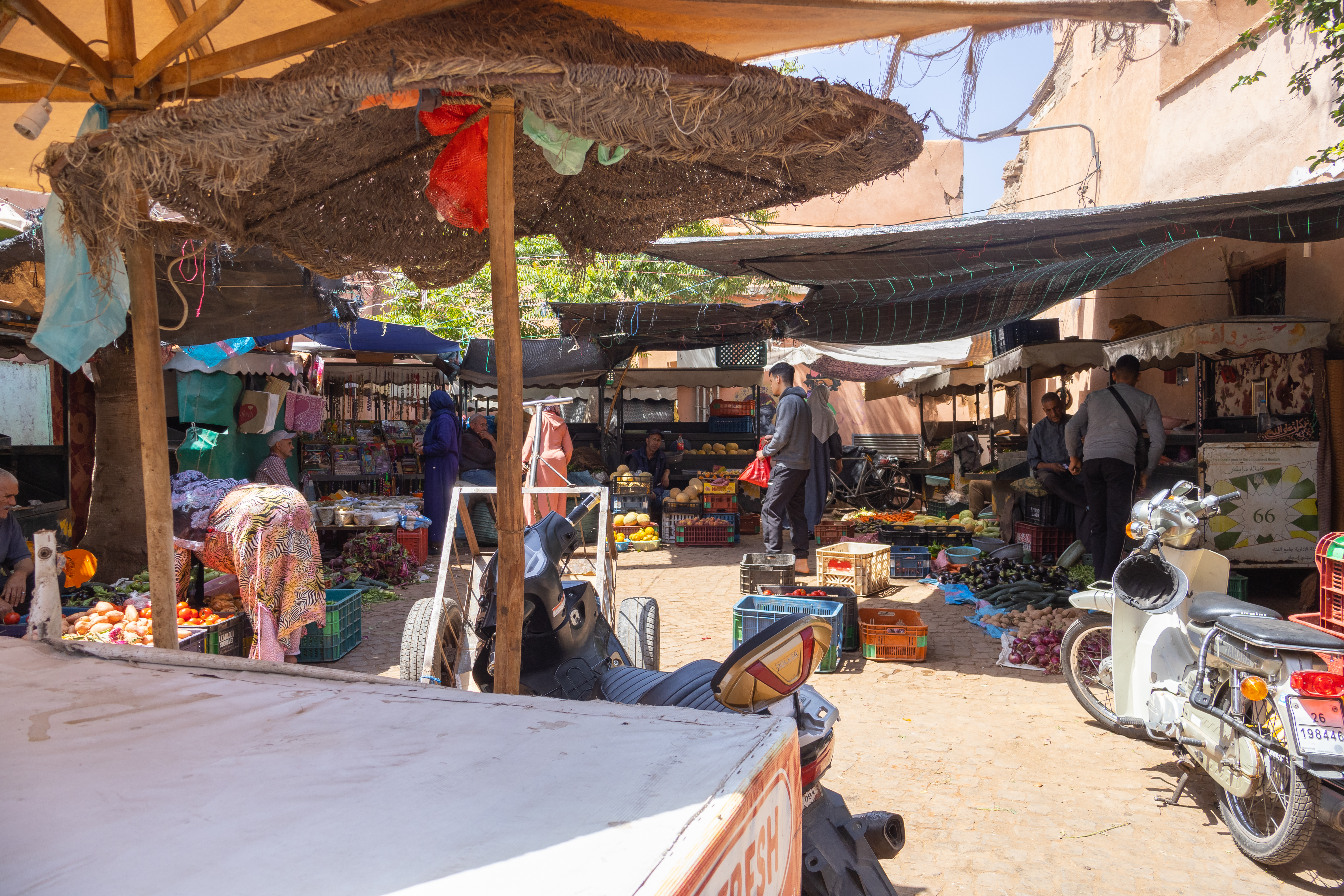 Les Souks : Cœur battant de l’économie millénaire
