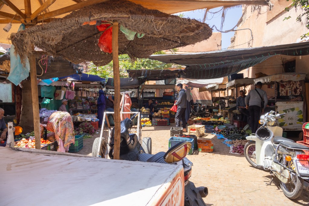 Les Souks : Cœur battant de l&rsquo;économie millénaire